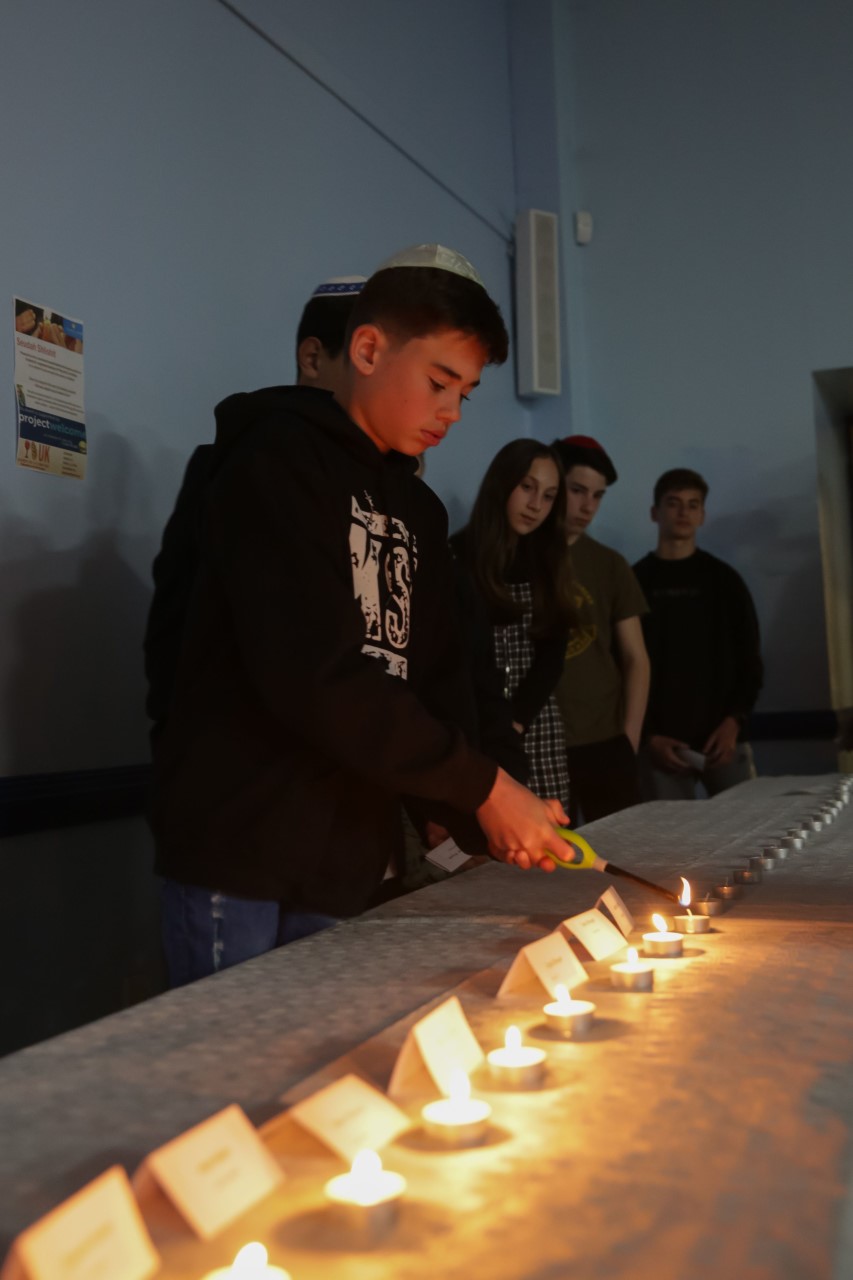Chigwell ‘twins’ mark Yom HaShoah in moving ceremony Essex Jewish News