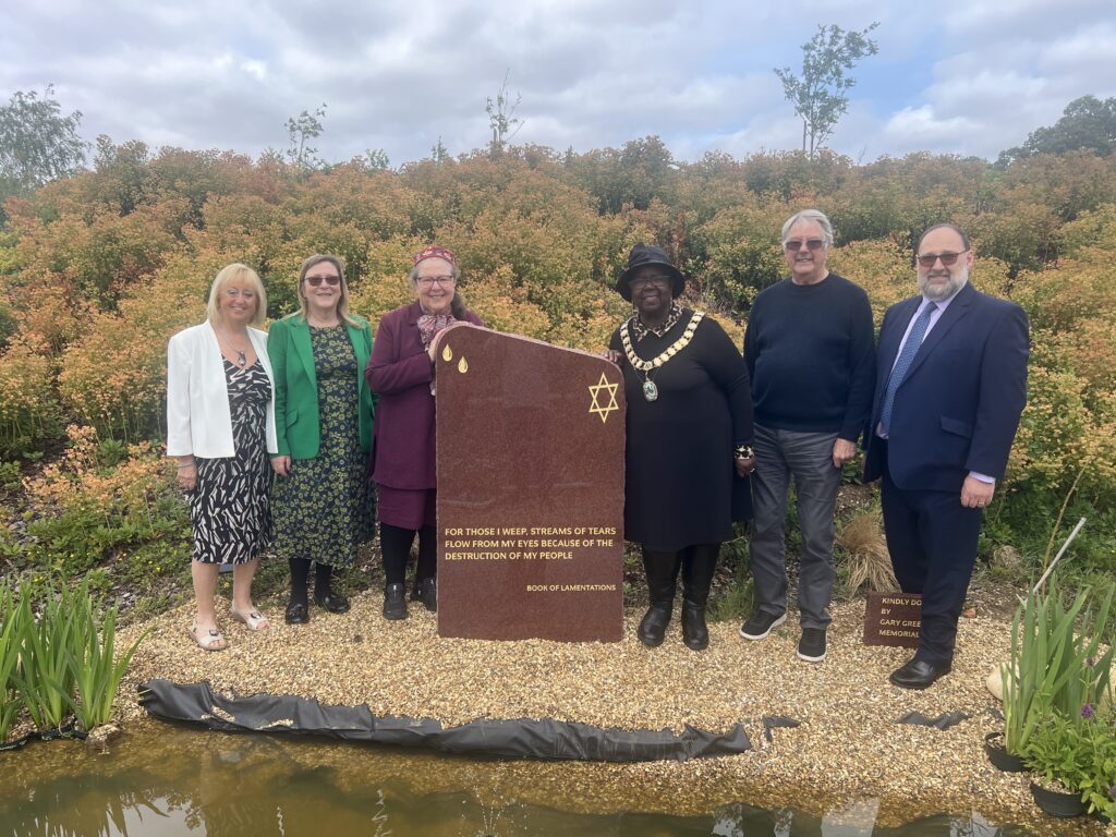 Incoming JJBS Chair Cheryl Petar, JJBS Senior Sexton Mitzi Kalinsky, Rabbi Dr Jackie Tabick, Mayor of Broxbourne Councillor Patsy Spears, JJBS Honorary President Frank Godson and Outgoing JJBS Chair Steve Wynne with the Memorial